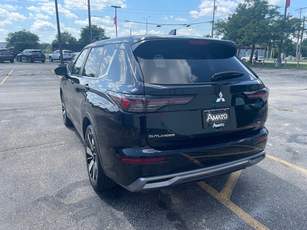 2025 Mitsubishi Outlander SE photo 3