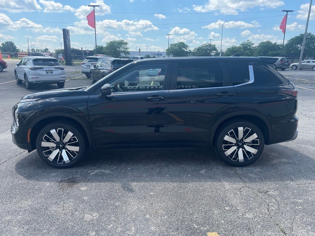 2025 Mitsubishi Outlander SE photo 2