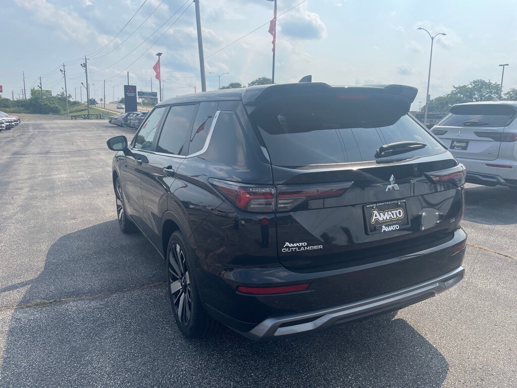 2025 Mitsubishi Outlander SE photo 3