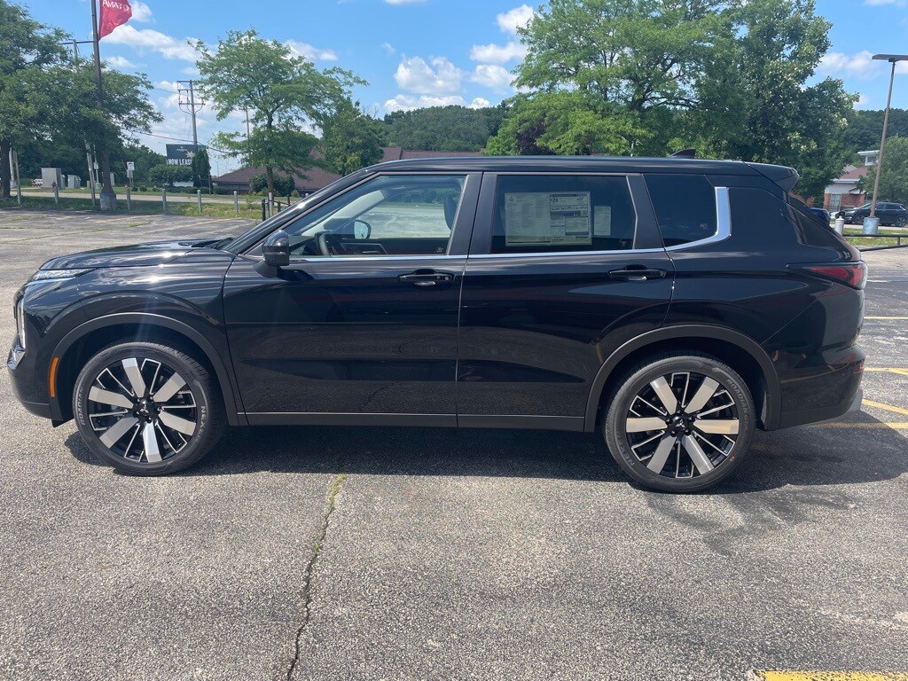 2025 Mitsubishi Outlander SE photo 2