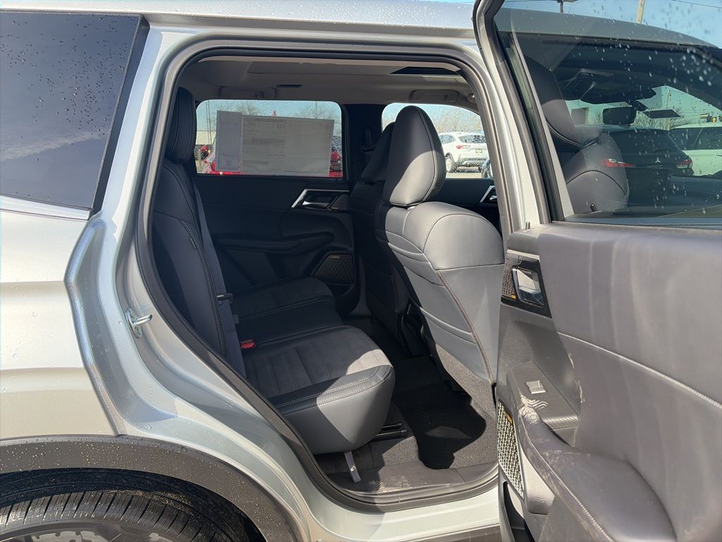 2026 Mitsubishi Outlander SE - Photo 14
