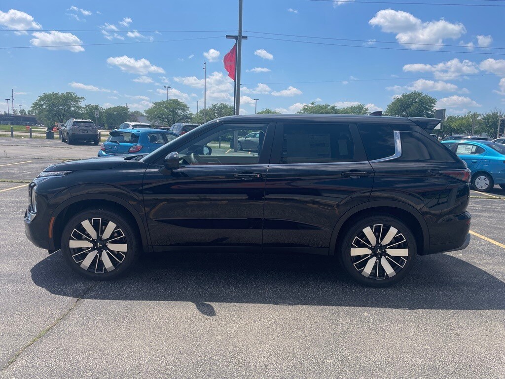 2025 Mitsubishi Outlander SE photo 2