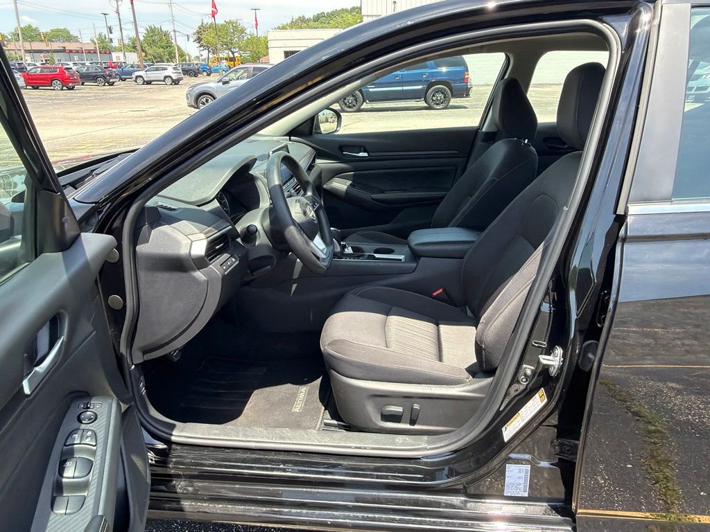 2025 Nissan Altima SV - Photo 18
