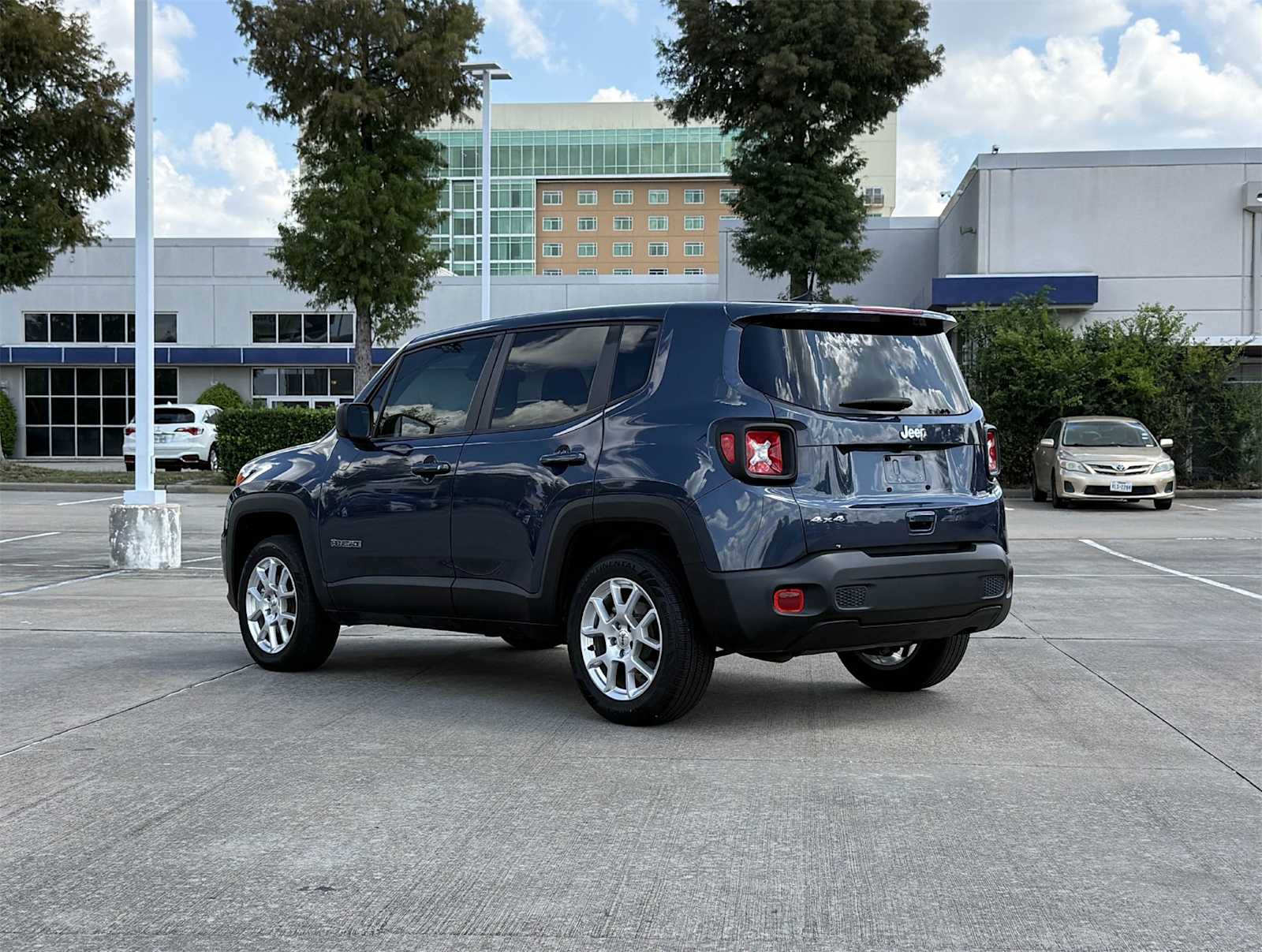 2023 Jeep Renegade Latitude photo 3