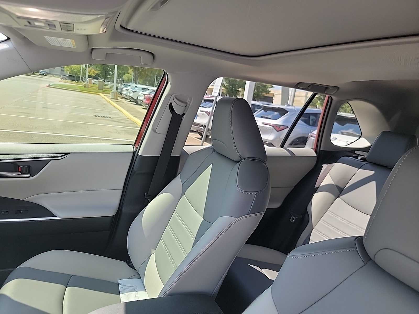 Thumbnail: 2022 Toyota RAV4 - 9
