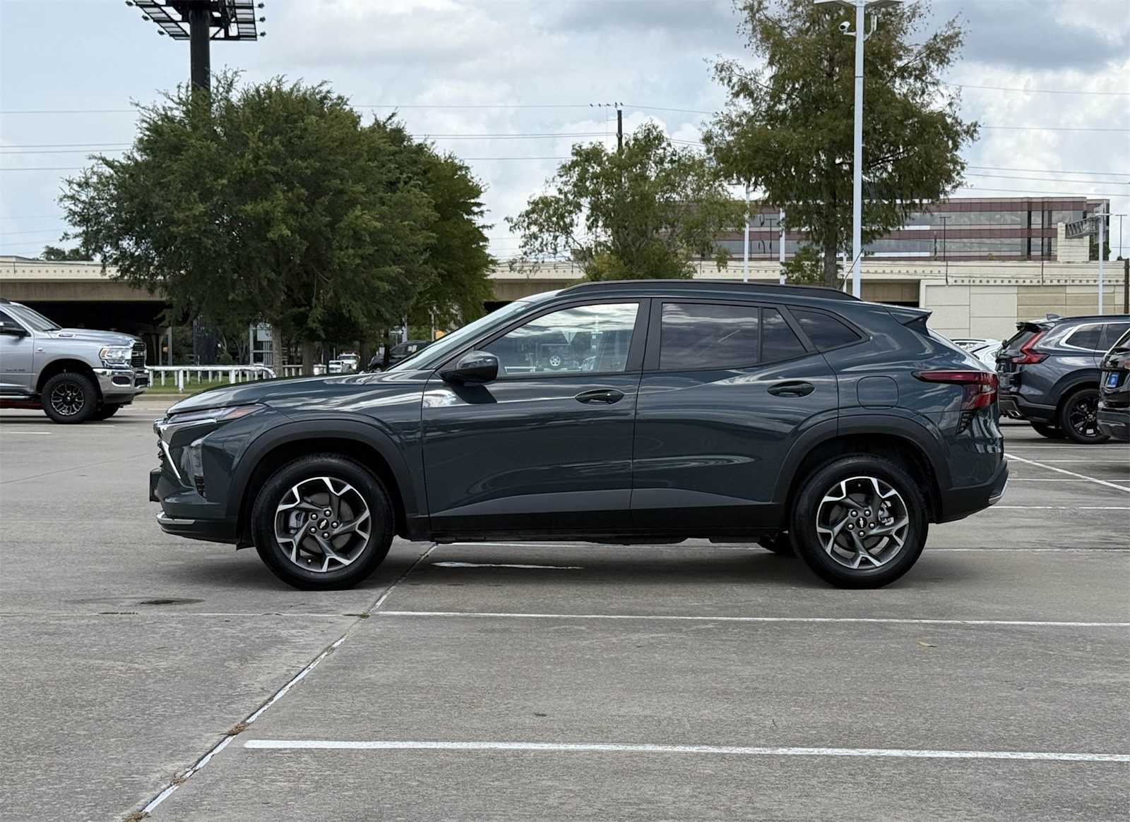 2025 Chevrolet Trax LT photo 2
