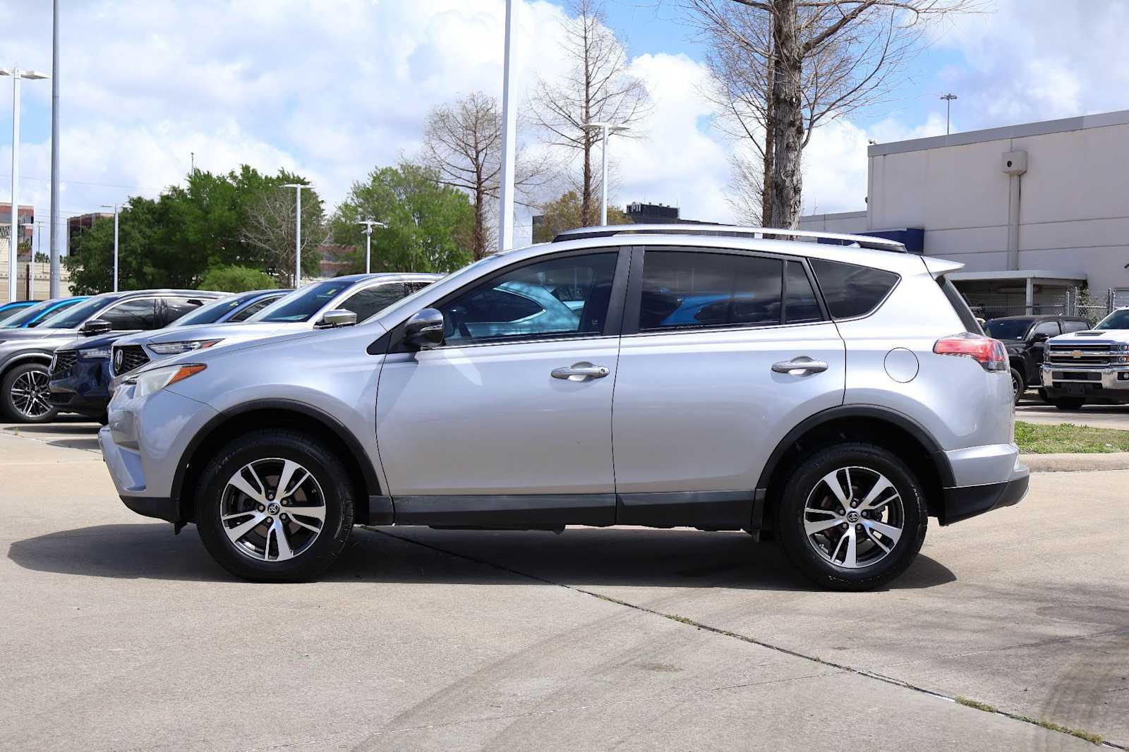 Thumbnail: 2018 Toyota RAV4 - 3
