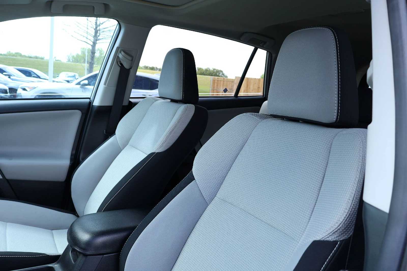 Thumbnail: 2018 Toyota RAV4 - 11