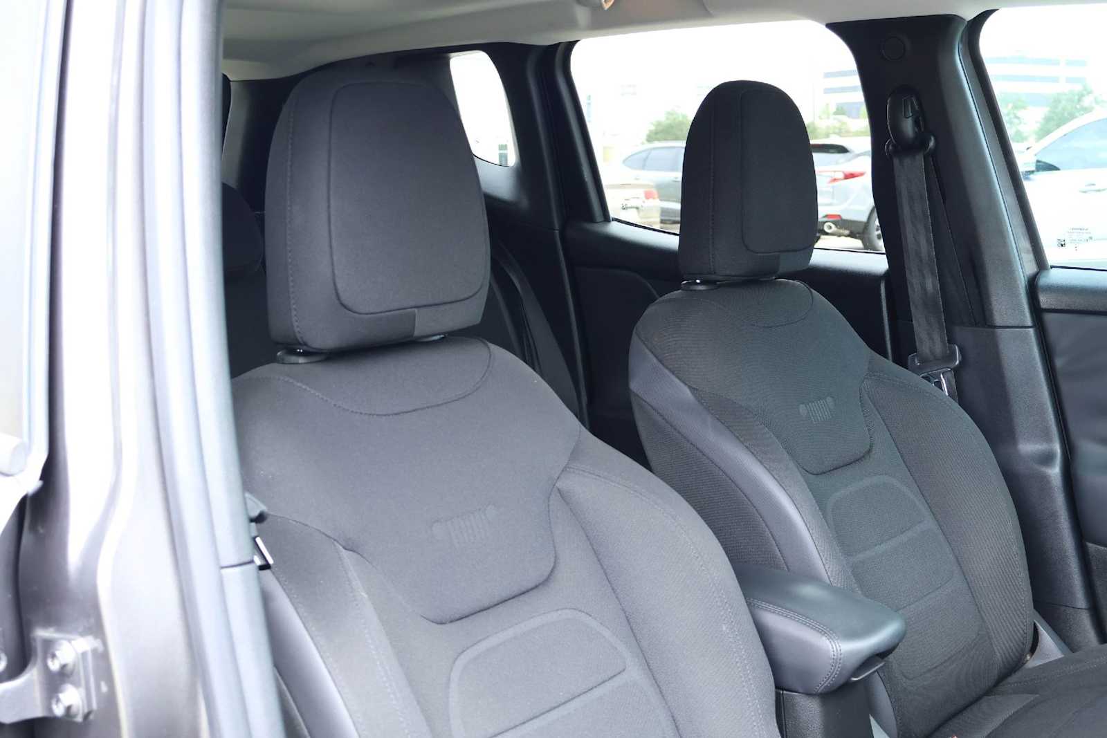 Thumbnail: 2016 Jeep Renegade - 14