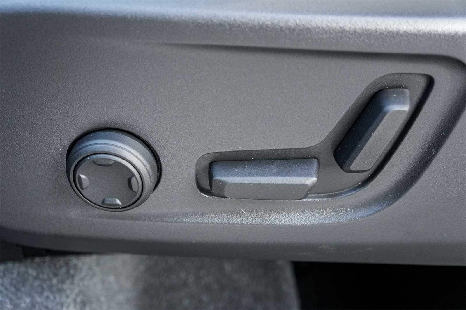 Thumbnail: 2024 Volvo XC40 - 23