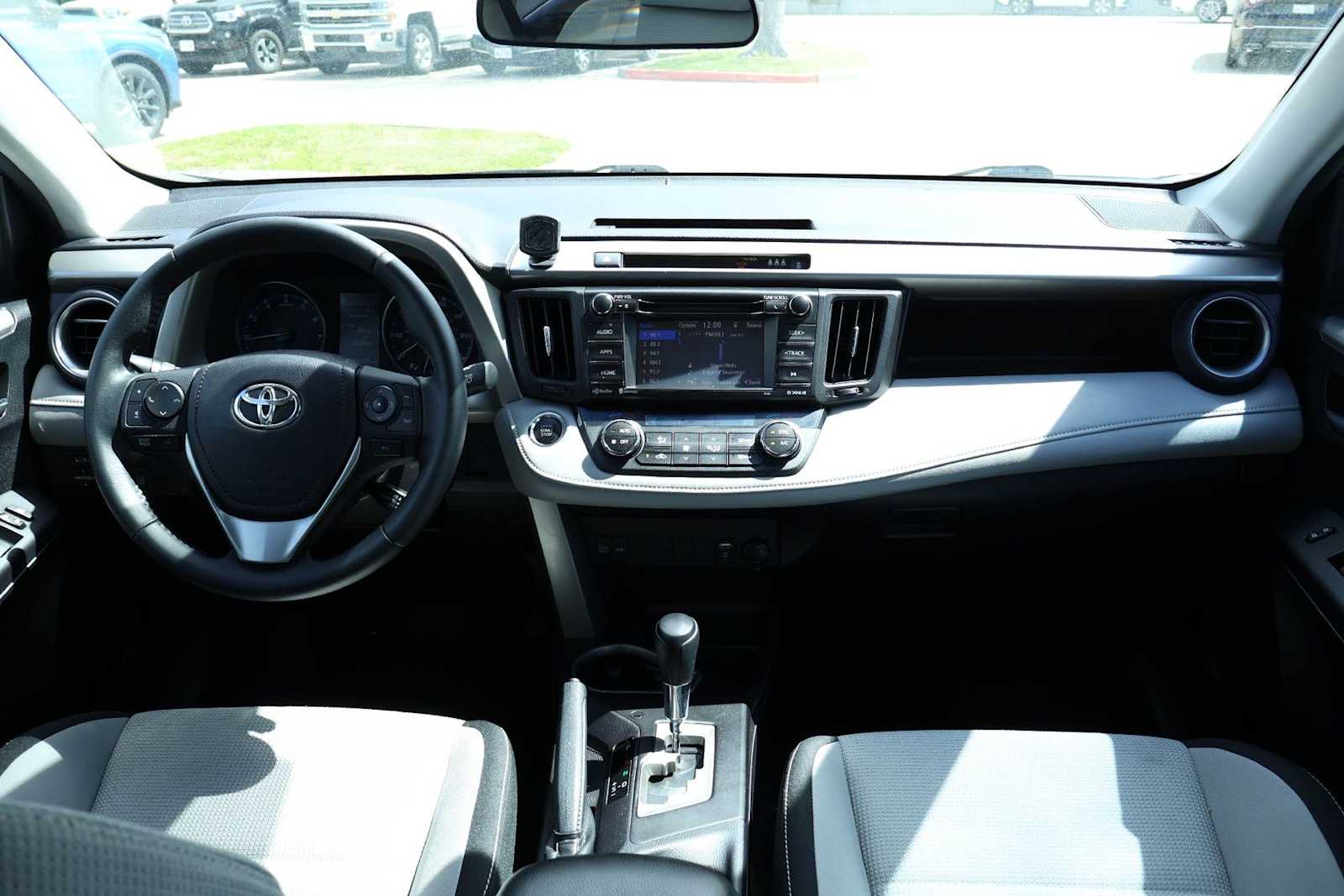 Thumbnail: 2018 Toyota RAV4 - 10
