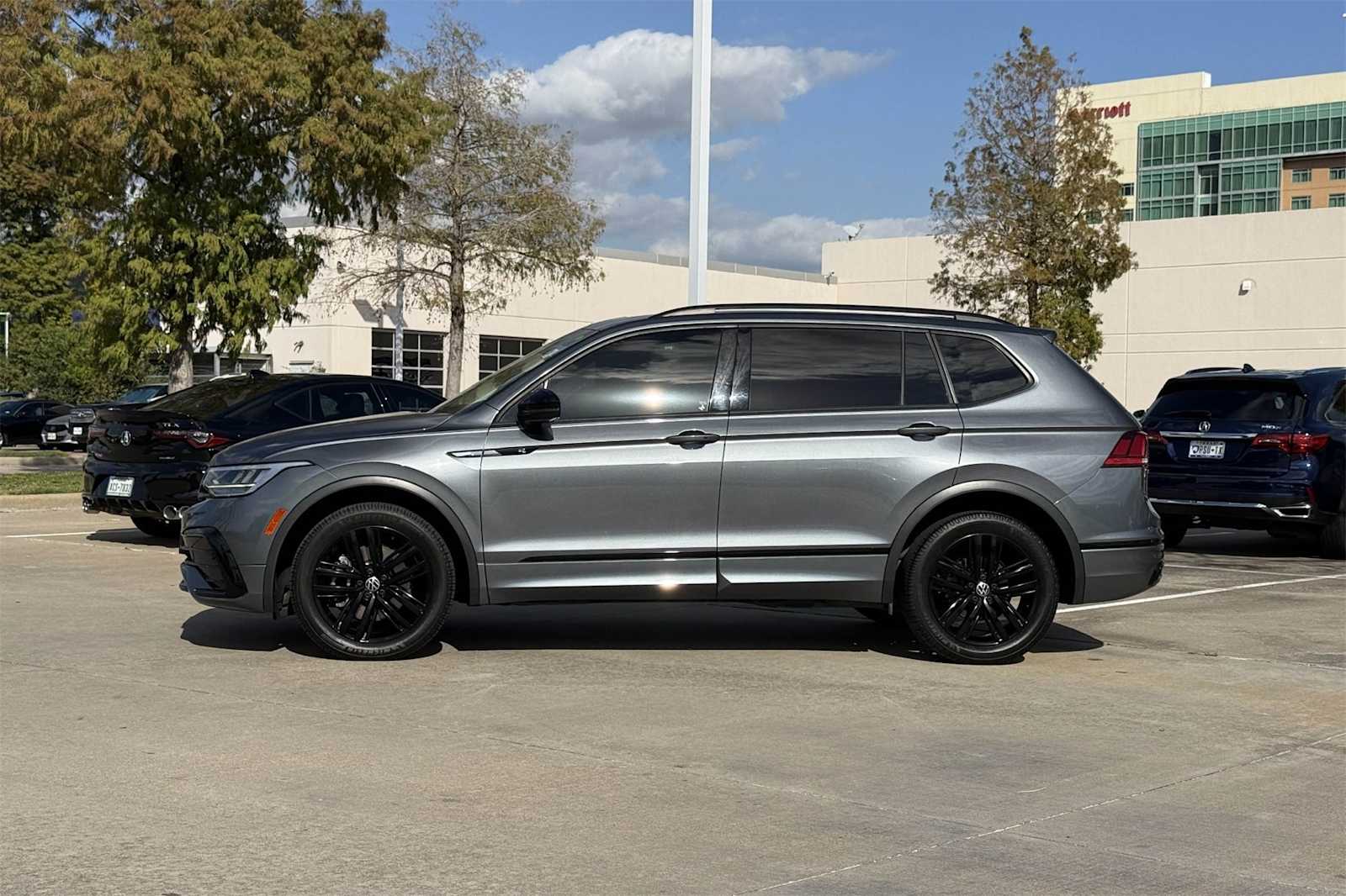 Thumbnail: 2022 Volkswagen Tiguan - 3