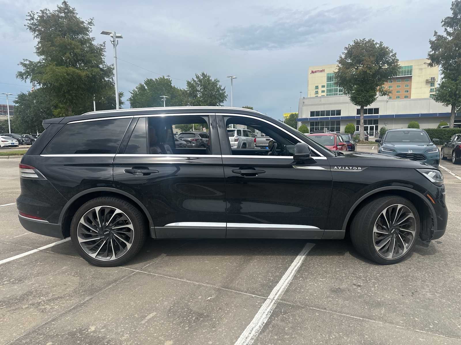 Thumbnail: 2023 Lincoln Aviator - 4