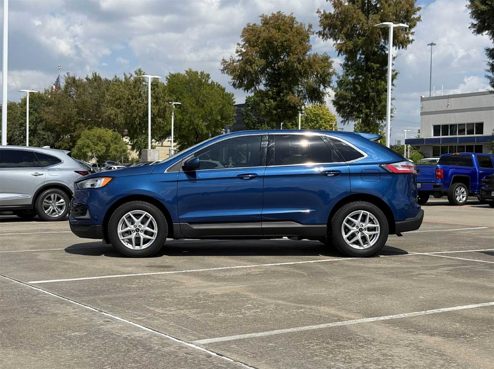 2023 Ford Edge SEL photo 3