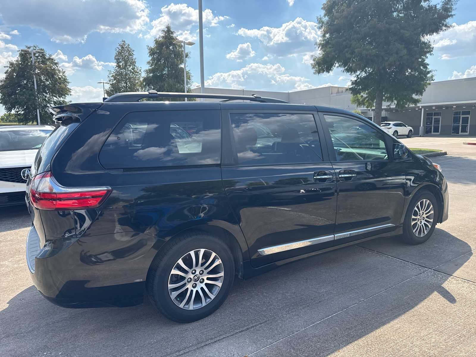 Thumbnail: 2020 Toyota Sienna - 4