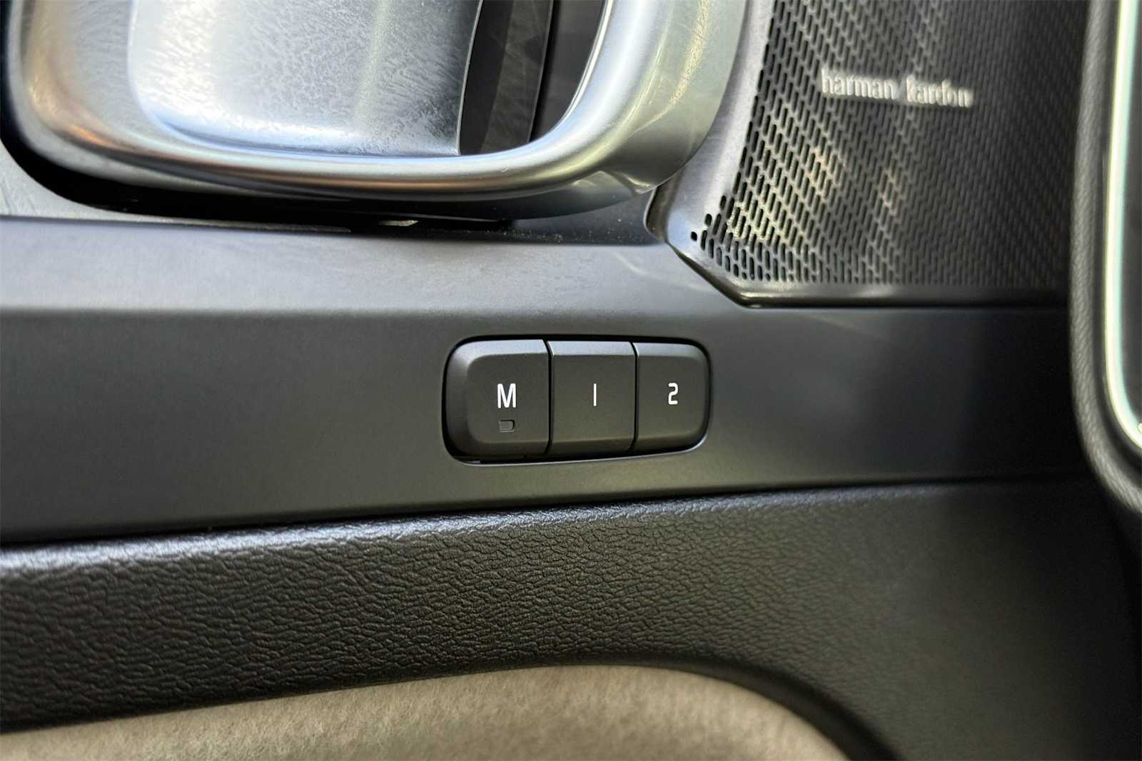 Thumbnail: 2024 Volvo XC40 - 24