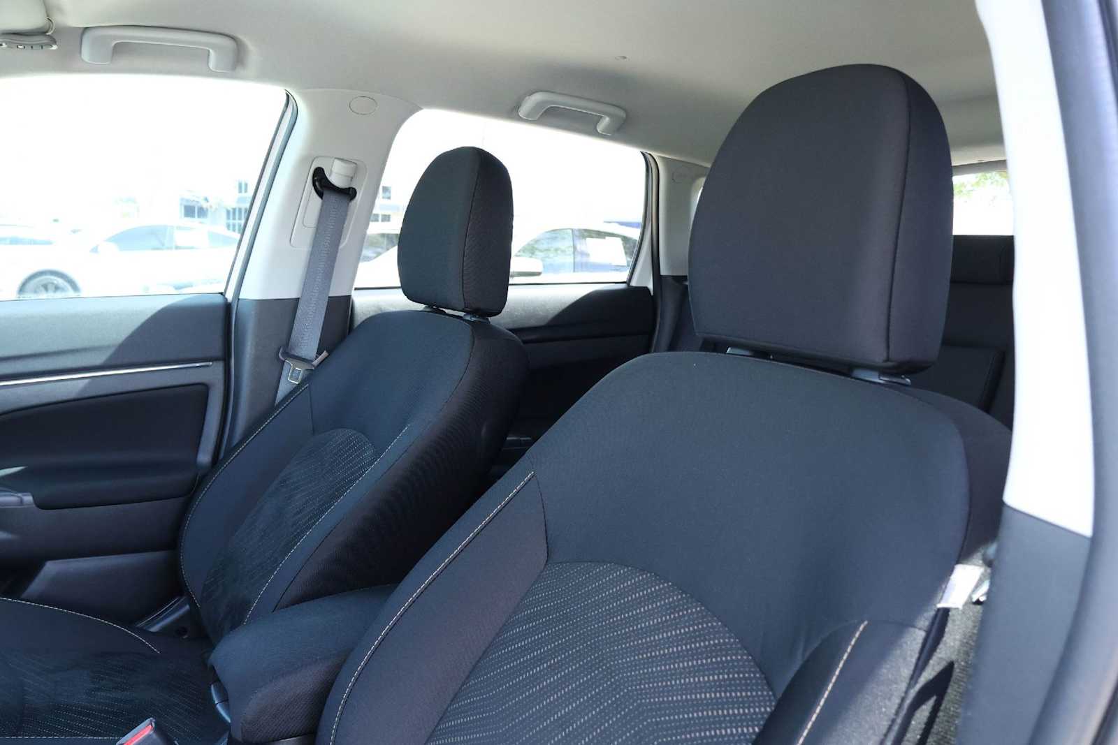 Thumbnail: 2015 Mitsubishi Outlander Sport - 11