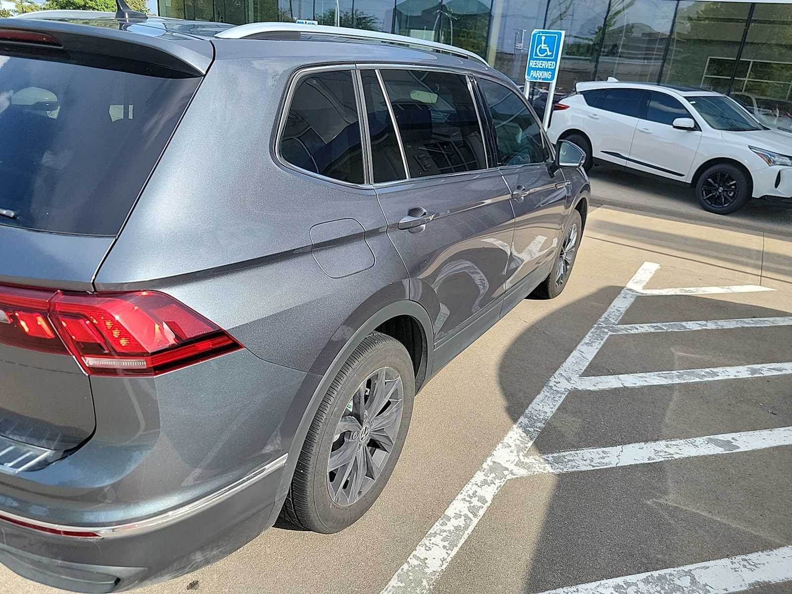 Thumbnail: 2022 Volkswagen Tiguan - 4