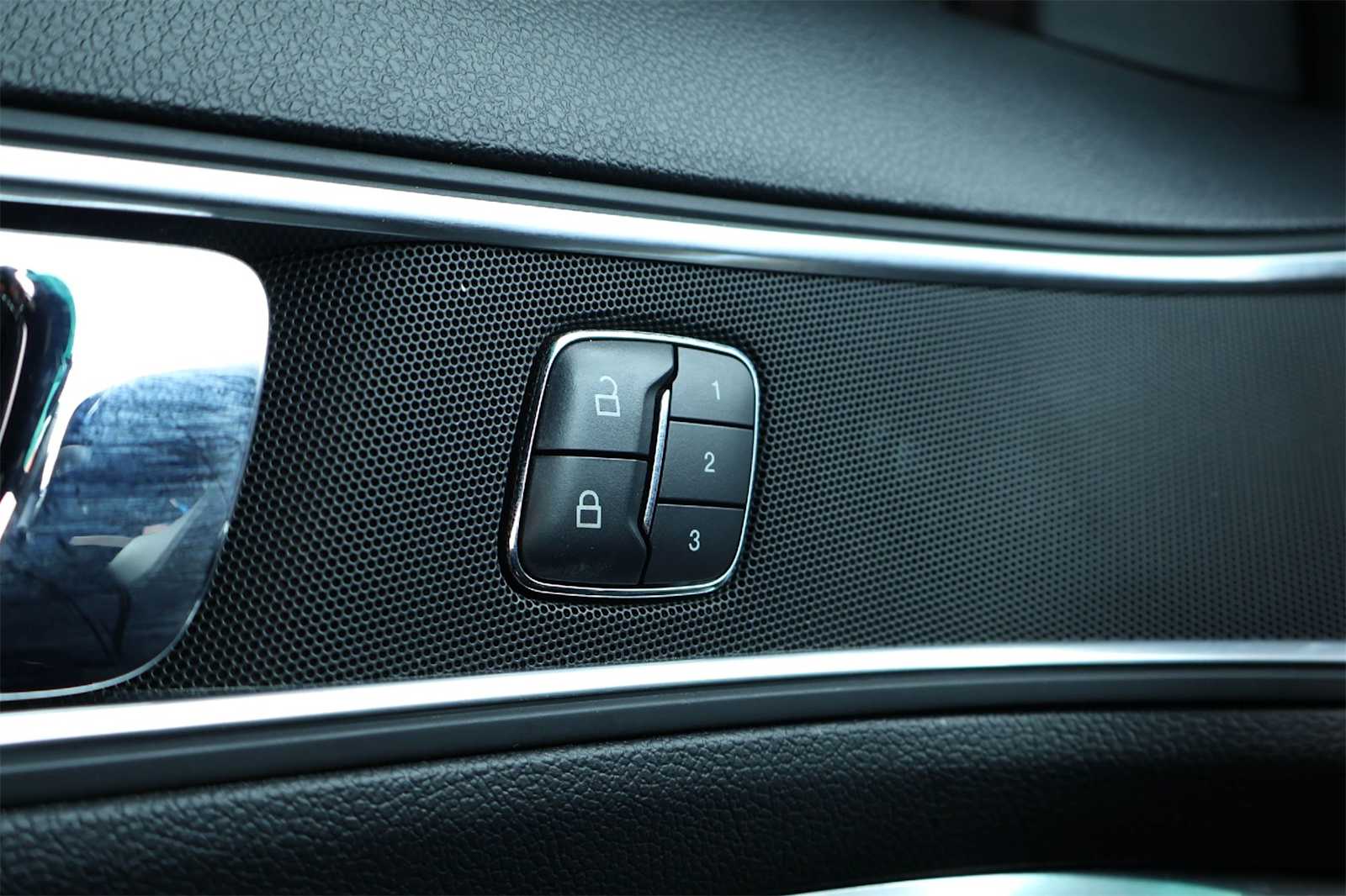 Thumbnail: 2017 Ford Explorer - 25