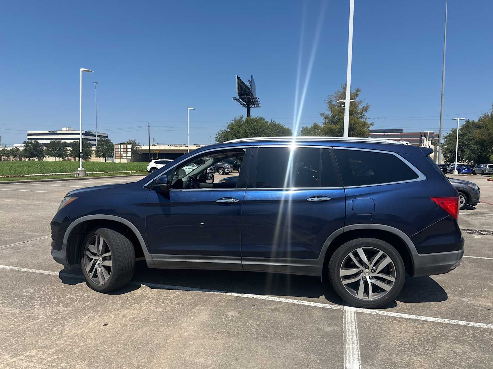 Thumbnail: 2017 Honda Pilot - 8