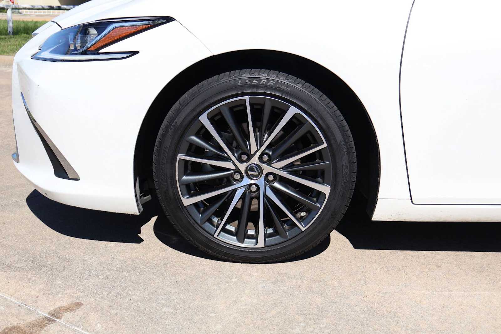 Thumbnail: 2023 Lexus ES - 8