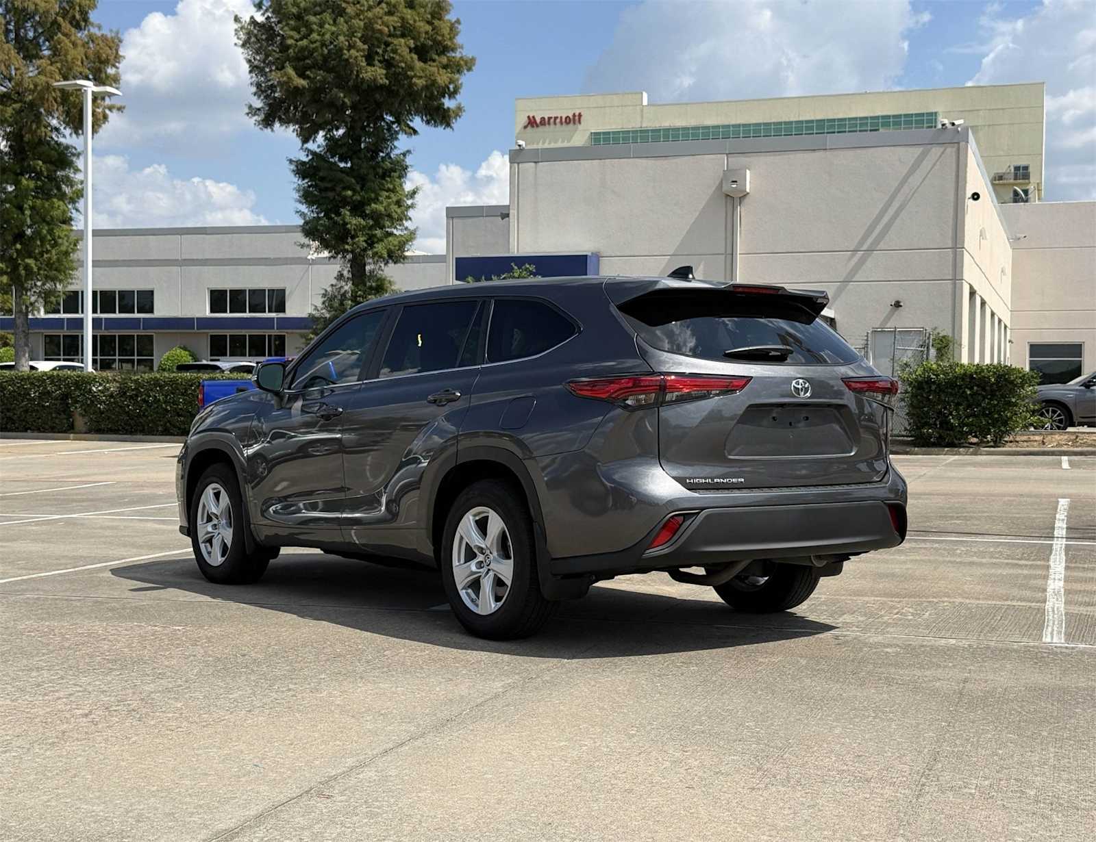 2023 Toyota Highlander L photo 3