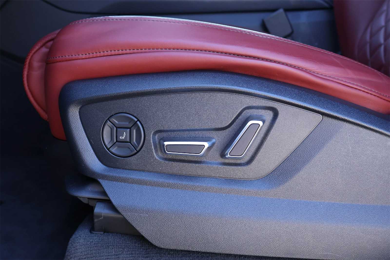 Thumbnail: 2024 Audi SQ7 - 24