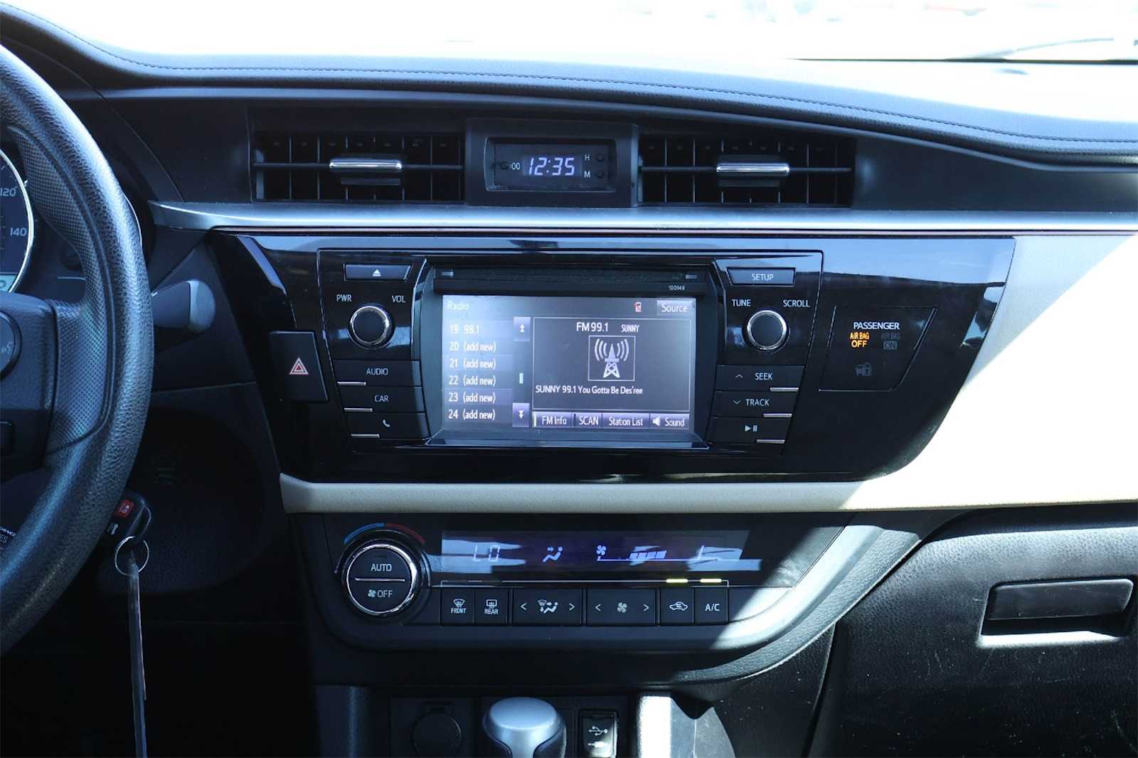 Thumbnail: 2015 Toyota Corolla - 16