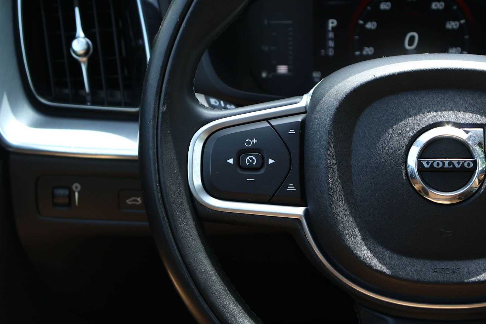 Thumbnail: 2018 Volvo XC60 - 22