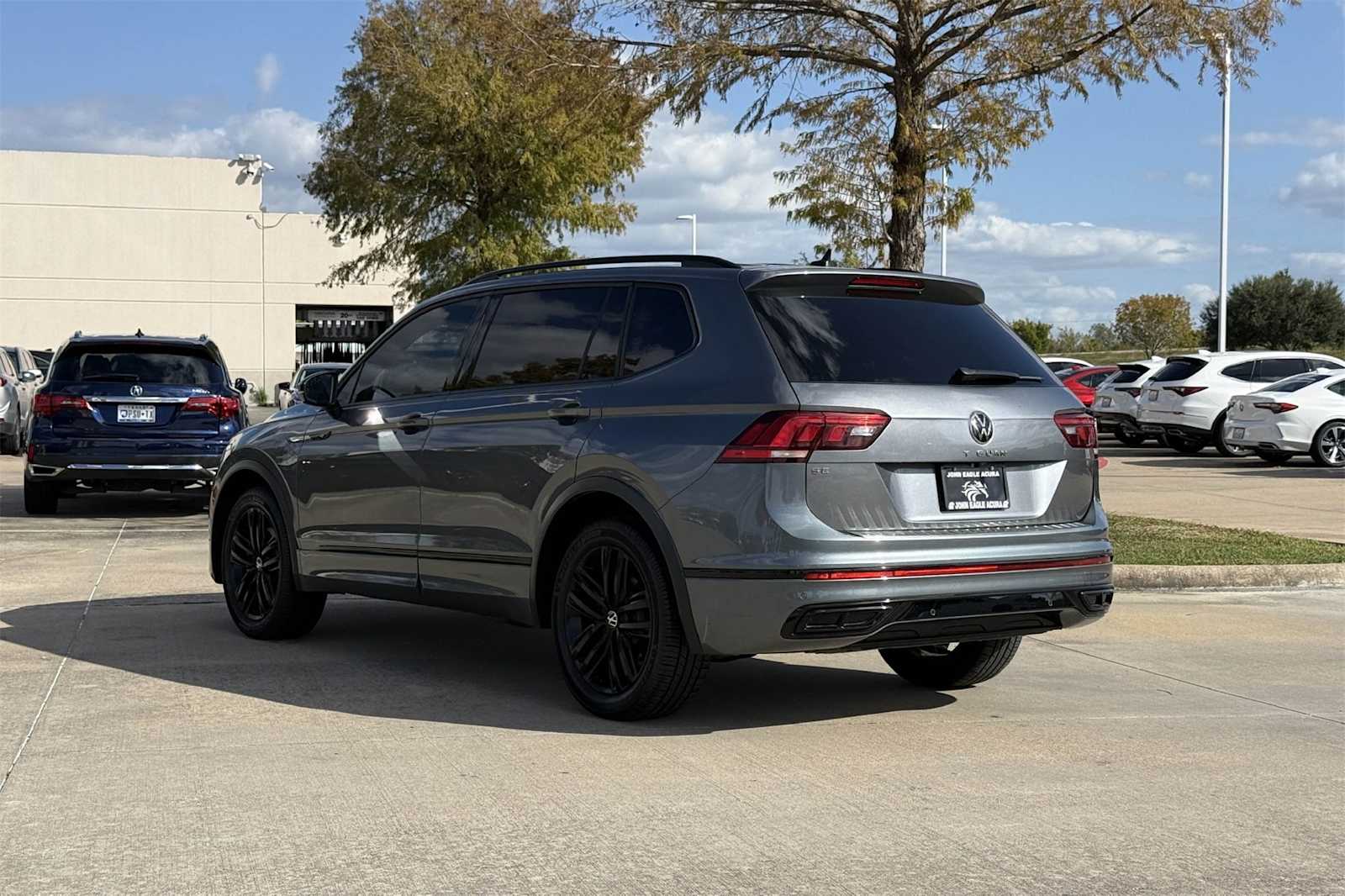 Thumbnail: 2022 Volkswagen Tiguan - 4