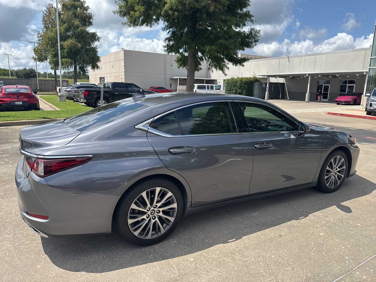 Thumbnail: 2019 Lexus ES - 4
