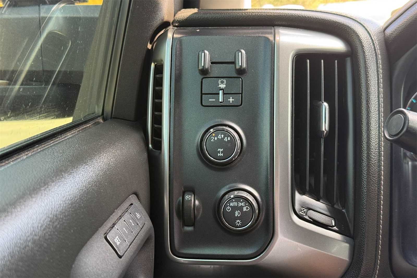 Thumbnail: 2017 Chevrolet Silverado 2500 - 27