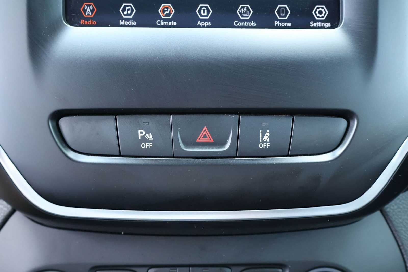 Thumbnail: 2021 Jeep Cherokee - 28