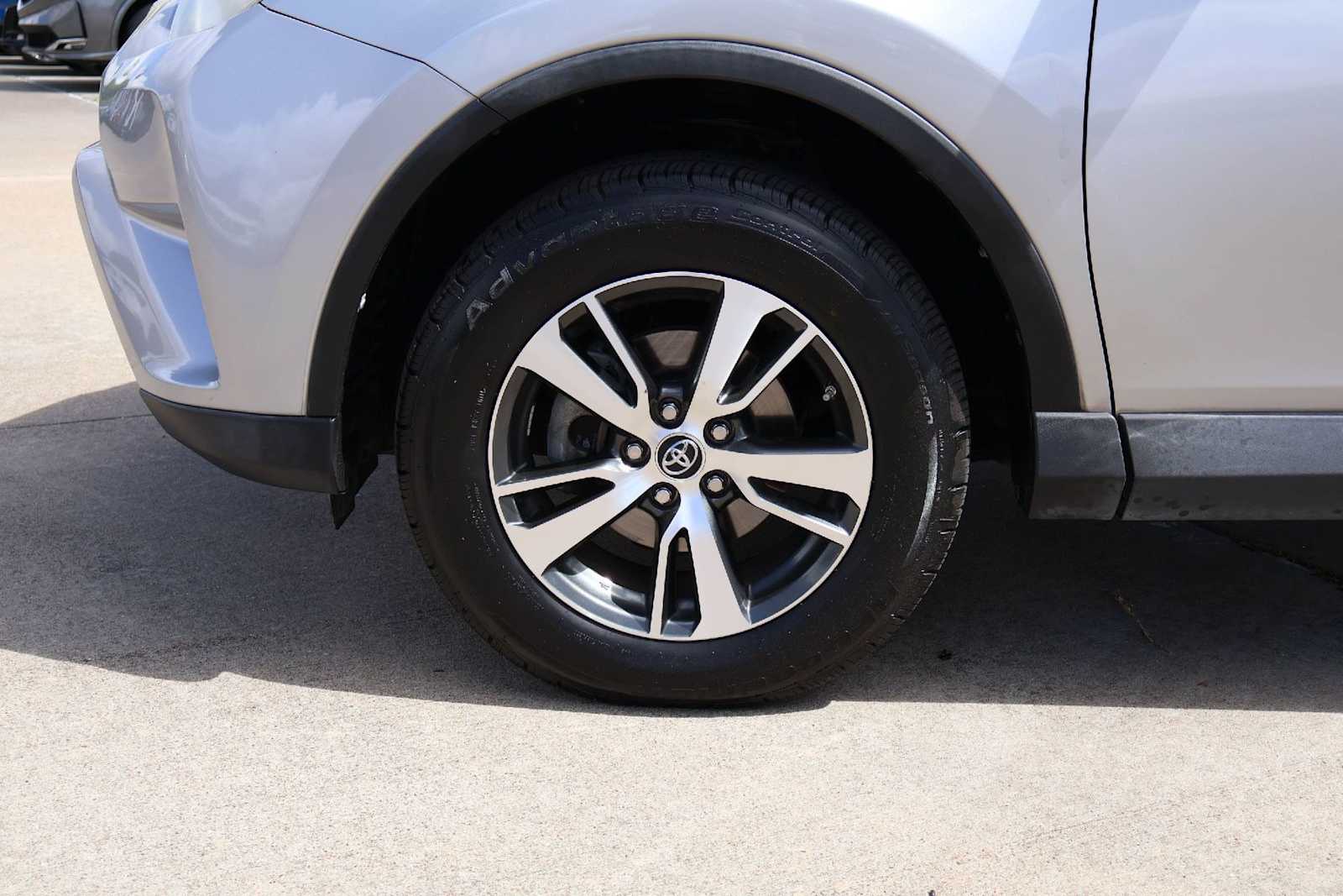 Thumbnail: 2018 Toyota RAV4 - 8