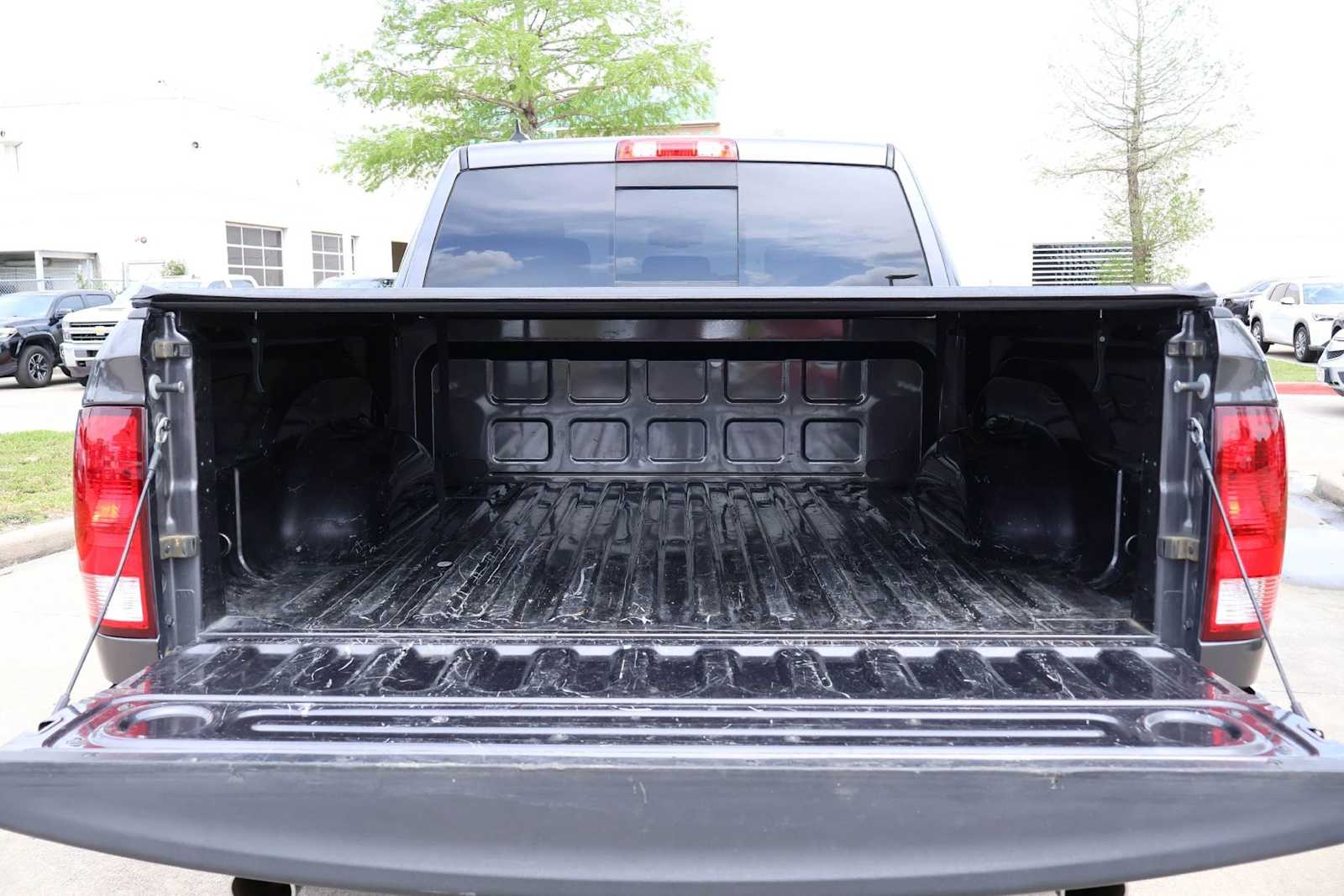 Thumbnail: 2019 RAM 1500 Classic - 19