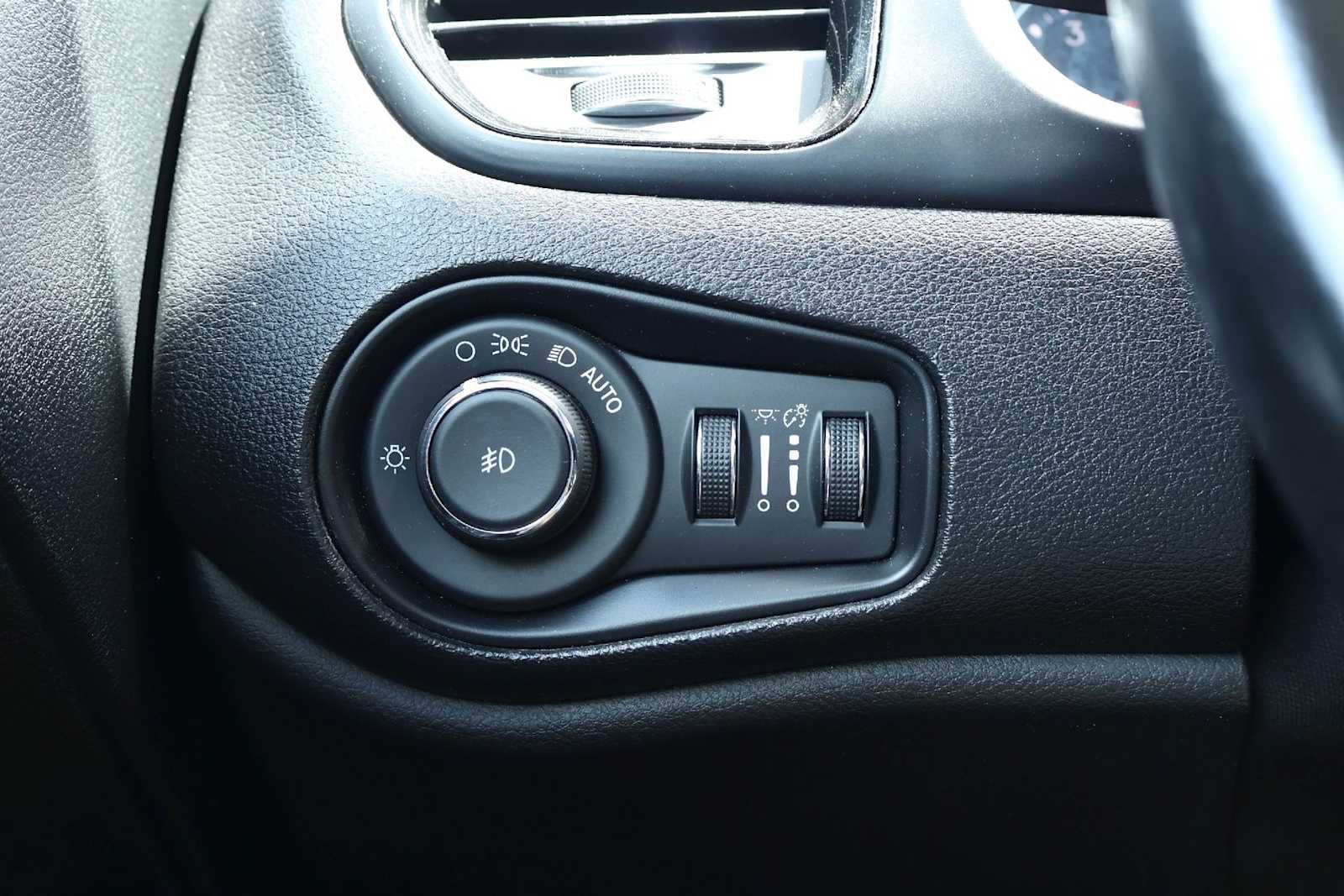 Thumbnail: 2018 Jeep Renegade - 28