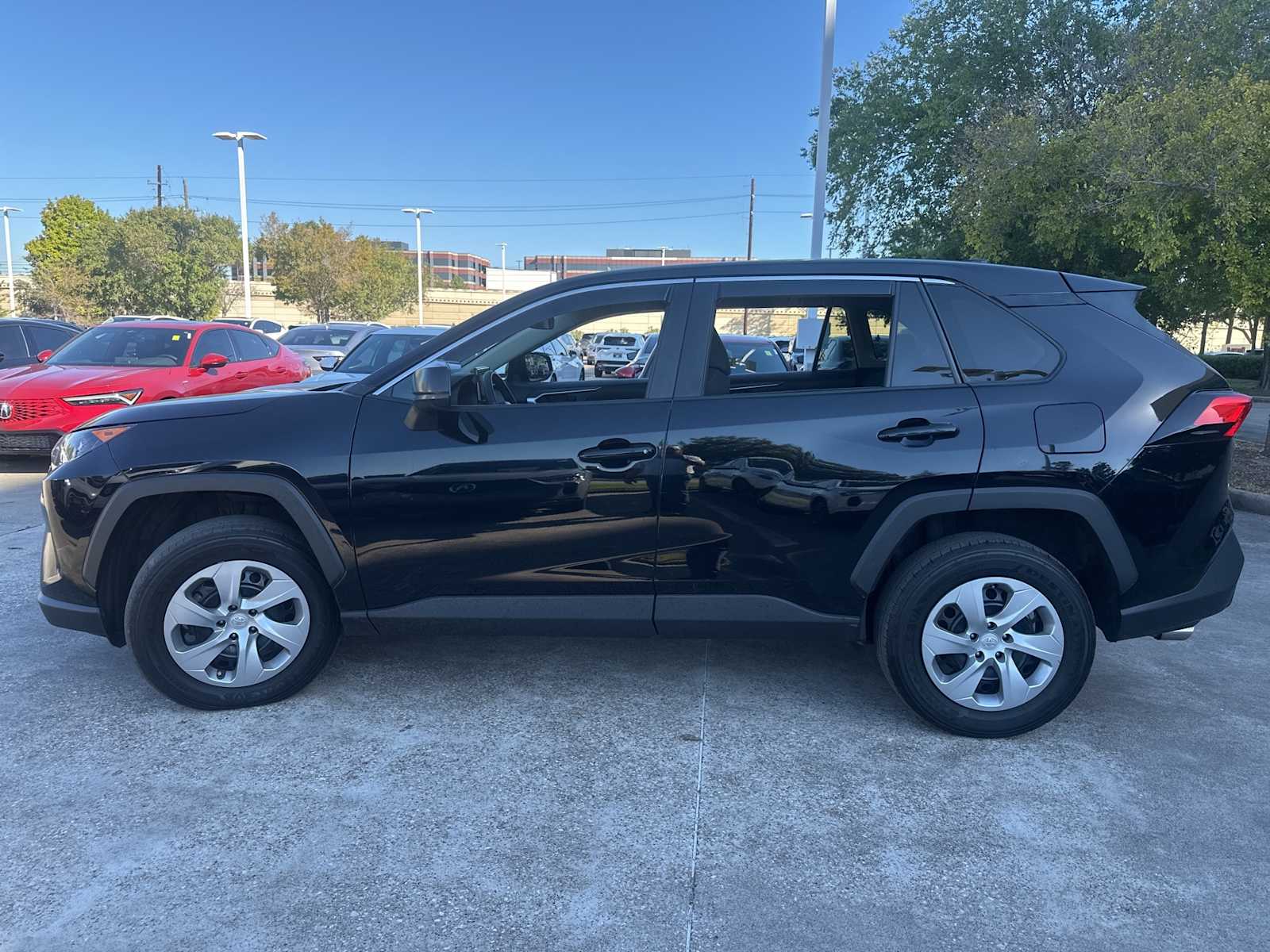 Thumbnail: 2022 Toyota RAV4 - 8
