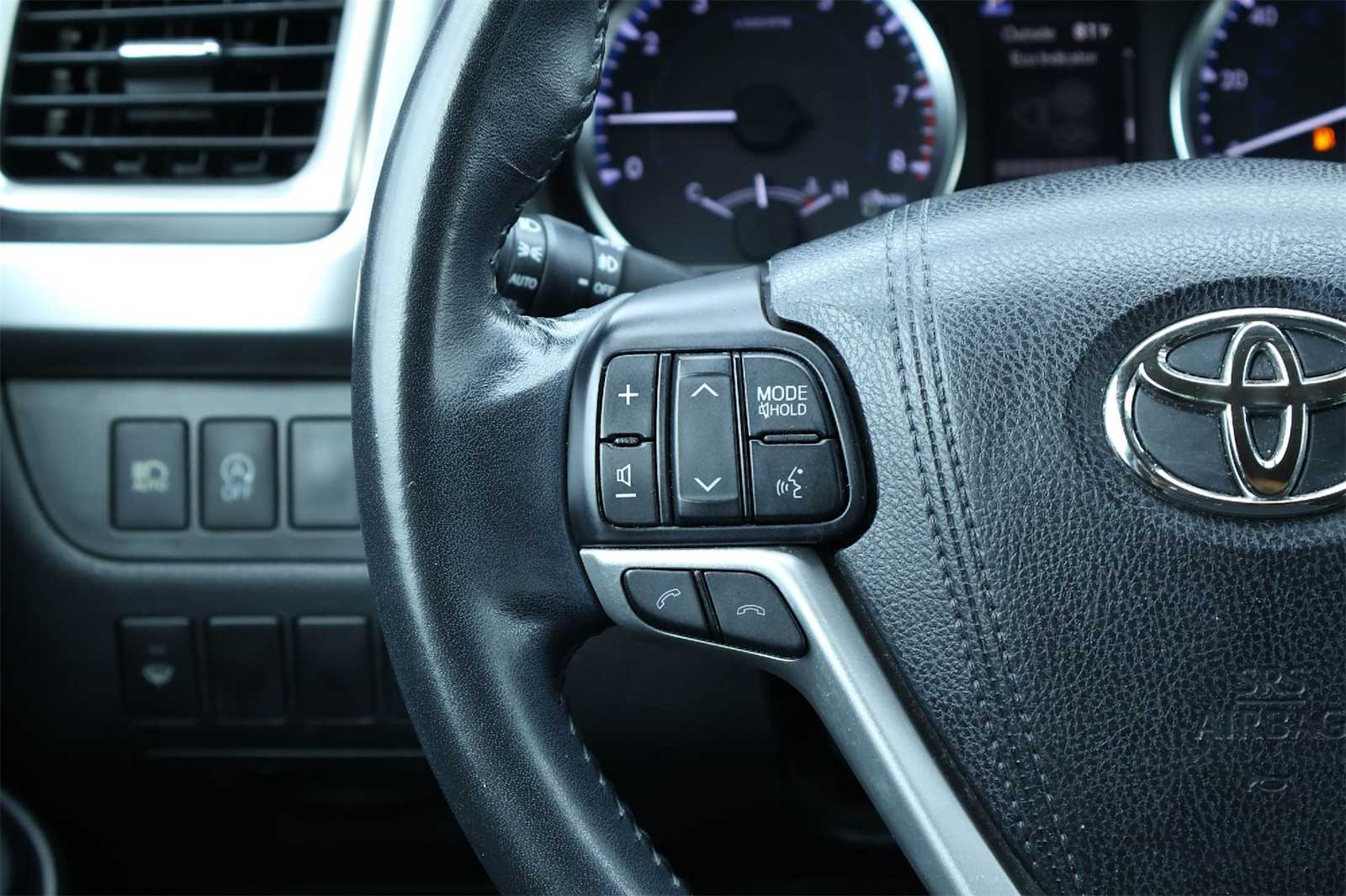 Thumbnail: 2018 Toyota Highlander - 22