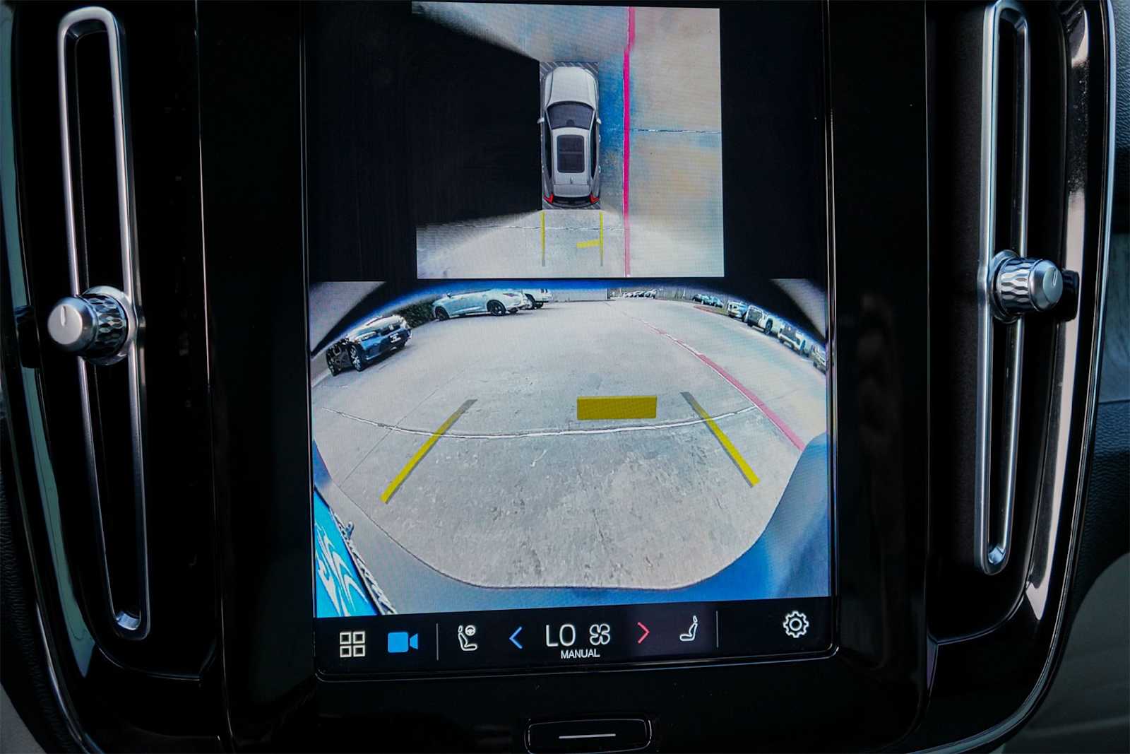 Thumbnail: 2024 Volvo XC40 - 27