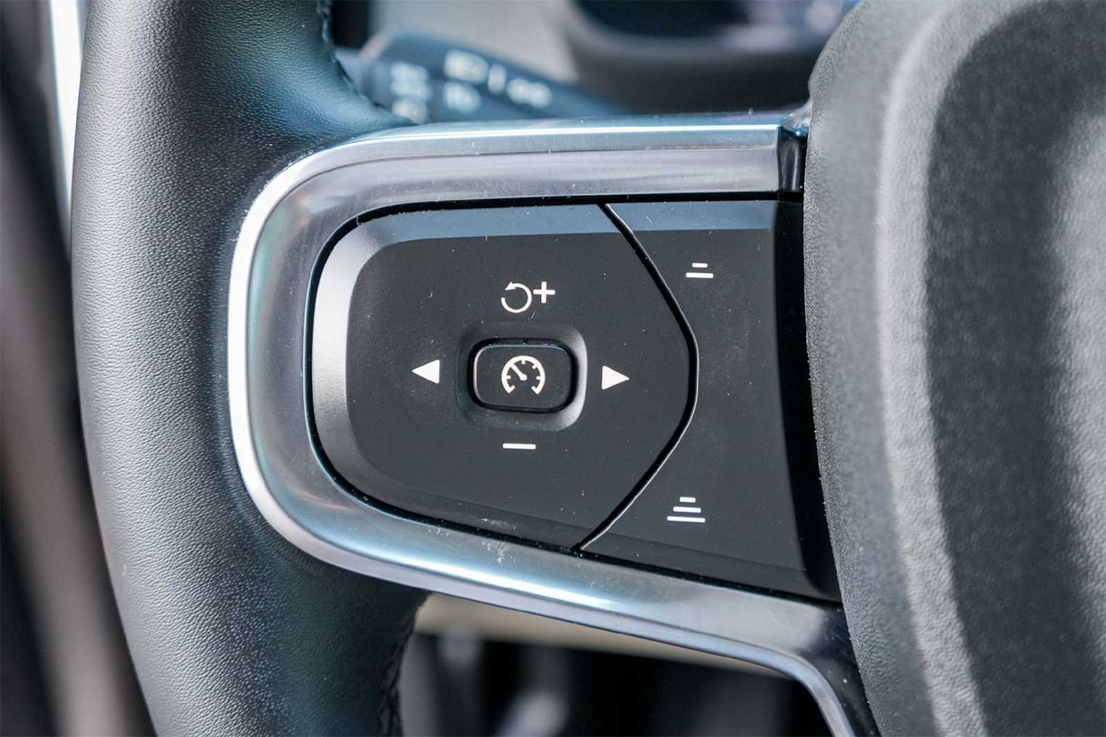 Thumbnail: 2024 Volvo XC40 - 21