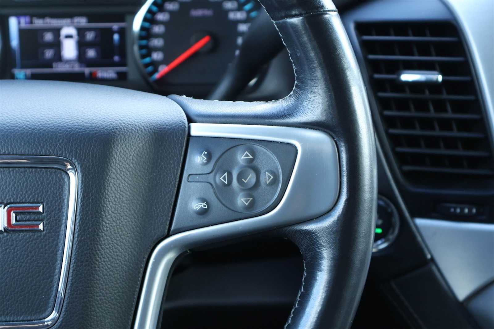 Thumbnail: 2019 GMC Yukon XL - 23