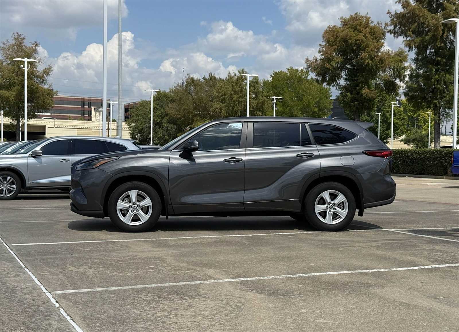 2023 Toyota Highlander L photo 2