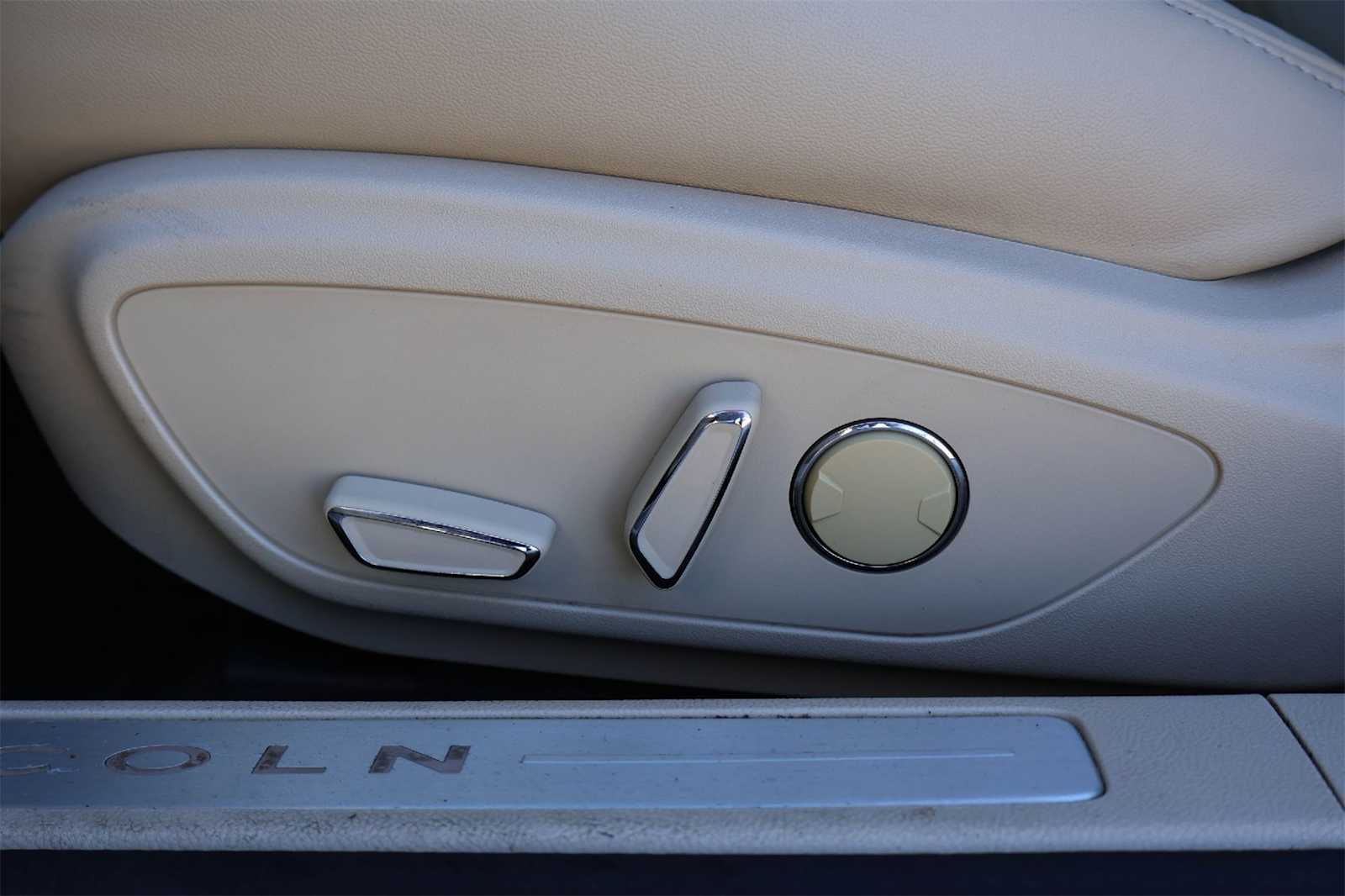 Thumbnail: 2014 Lincoln MKZ - 24