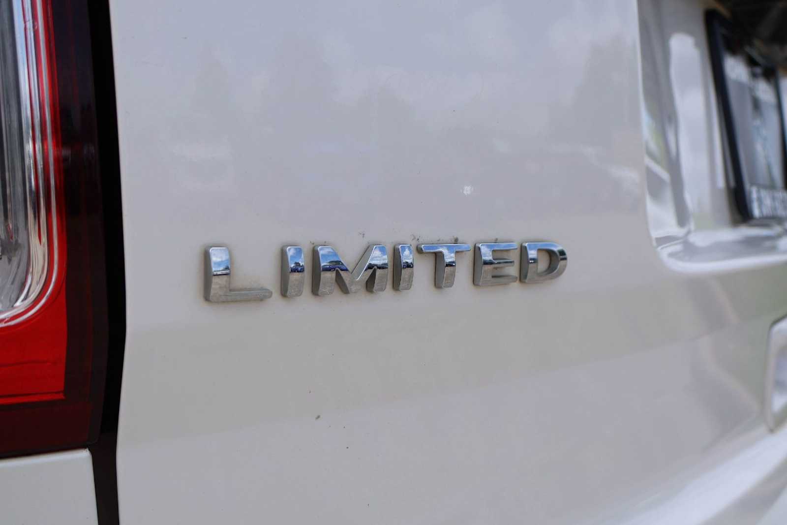 Thumbnail: 2015 Ford Explorer - 7
