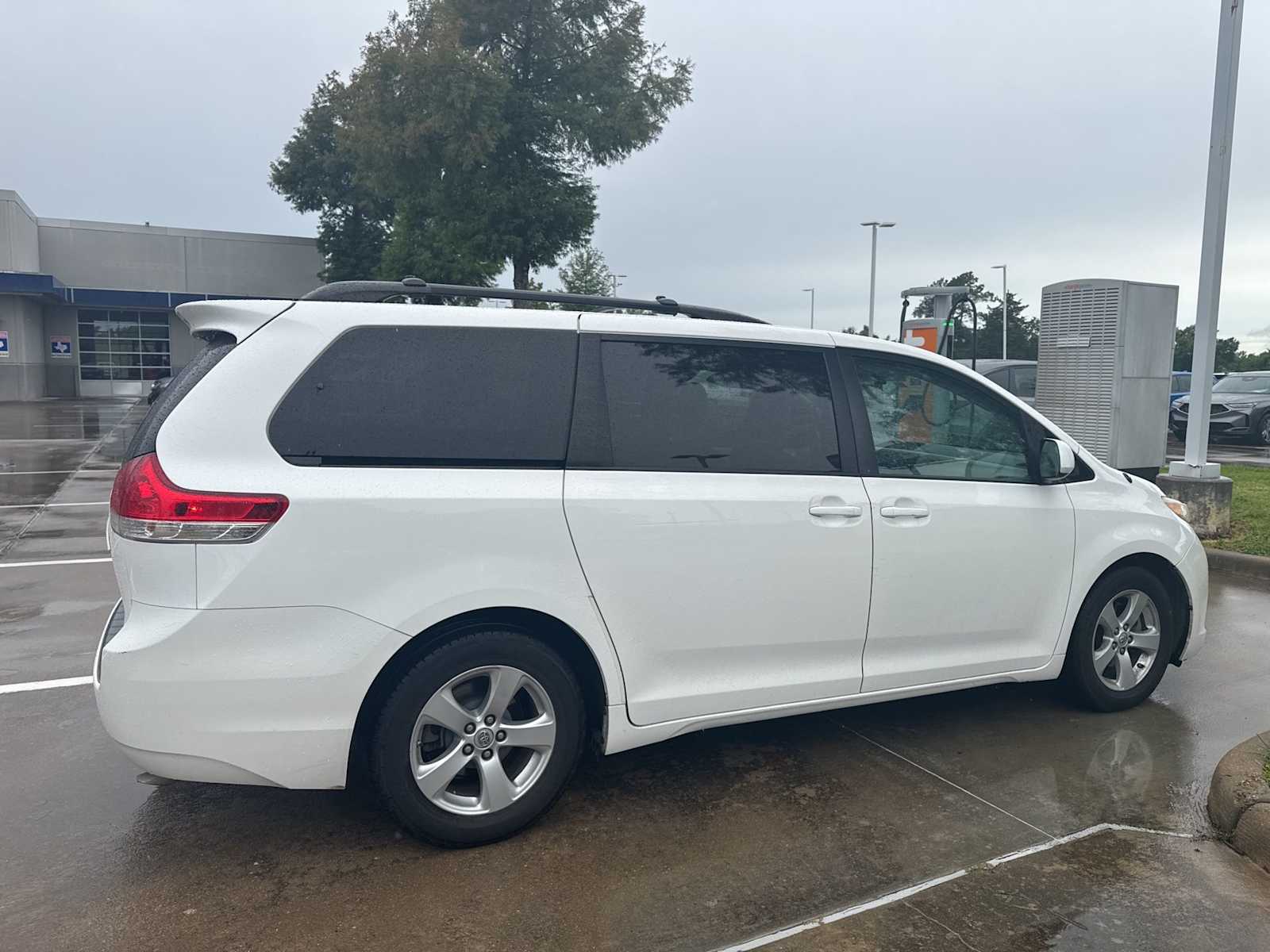 Thumbnail: 2014 Toyota Sienna - 4