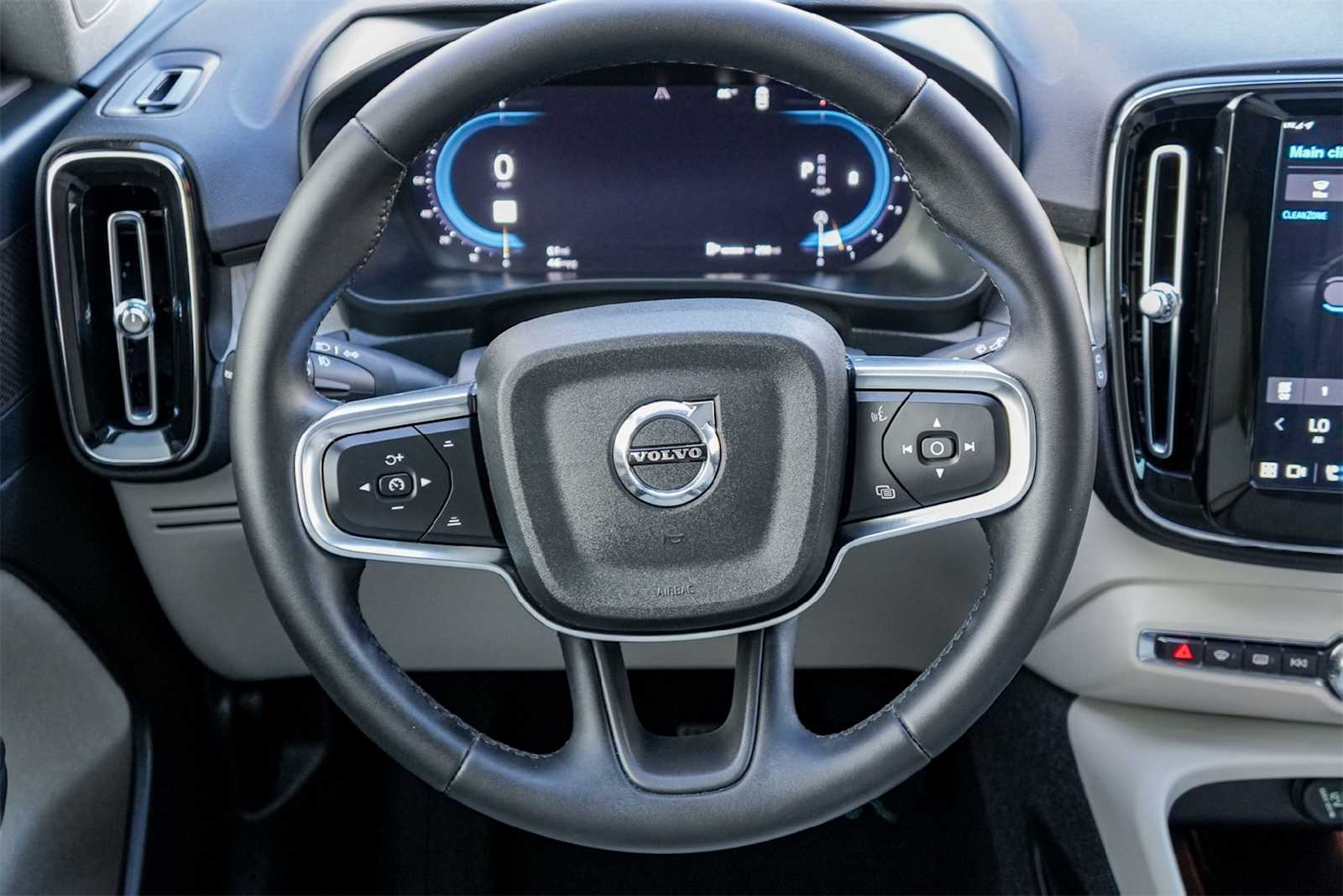 Thumbnail: 2024 Volvo XC40 - 14