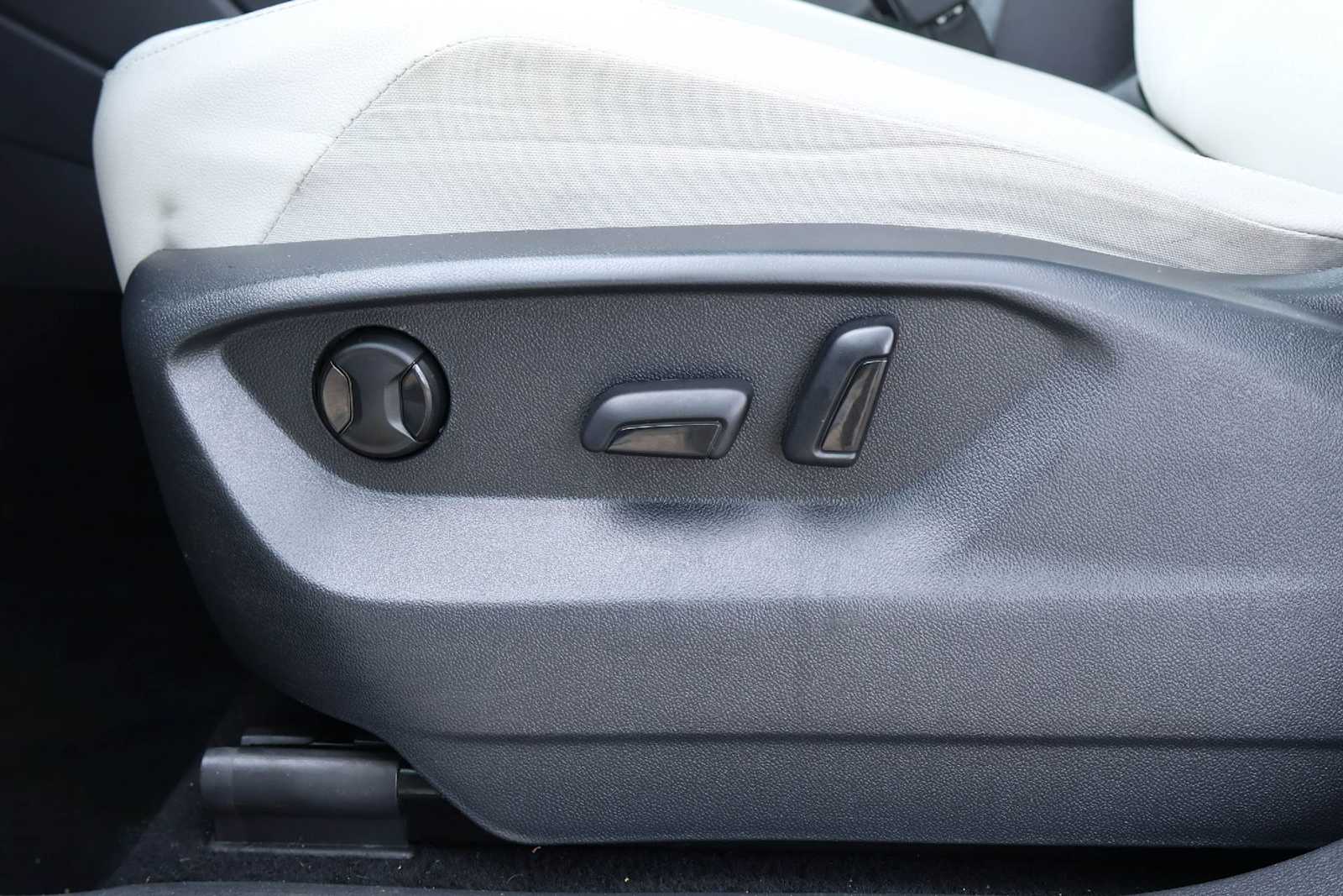 Thumbnail: 2021 Volkswagen Tiguan - 24