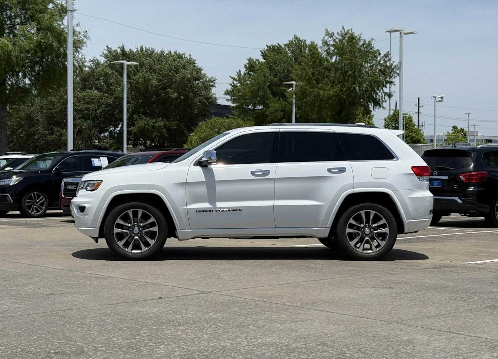 Thumbnail: 2017 Jeep Grand Cherokee - 3