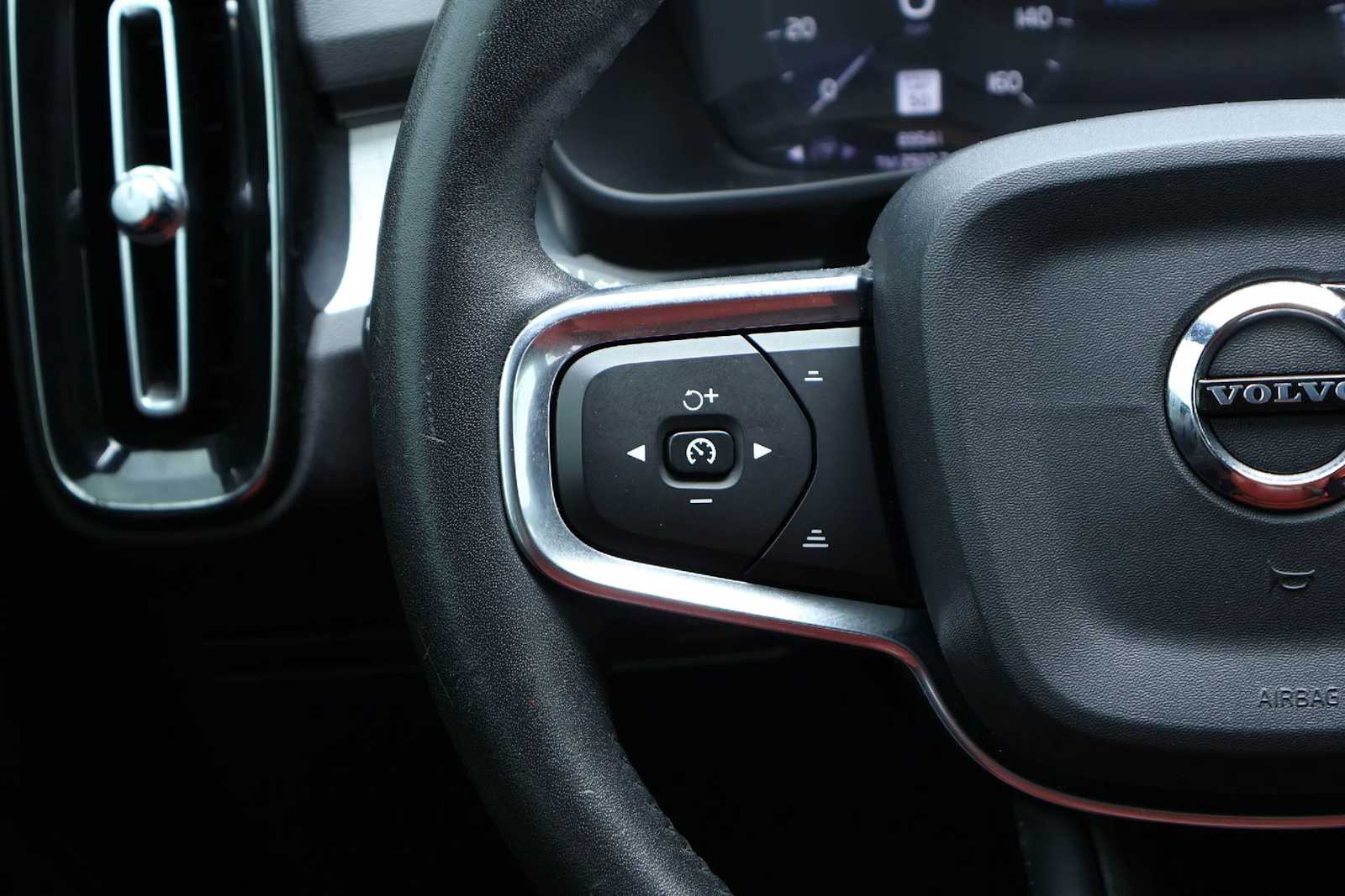 Thumbnail: 2019 Volvo XC40 - 21
