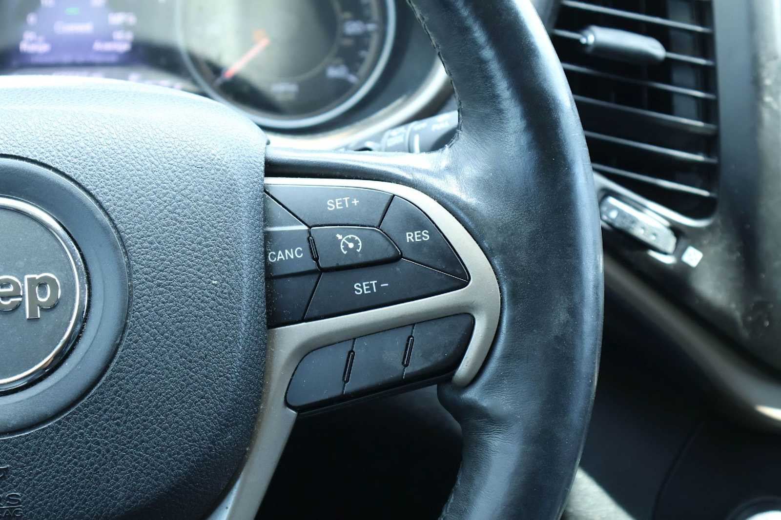 Thumbnail: 2014 Jeep Cherokee - 23